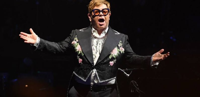 Elton John interrompt brusquement un concert en raison d’une pneumonie