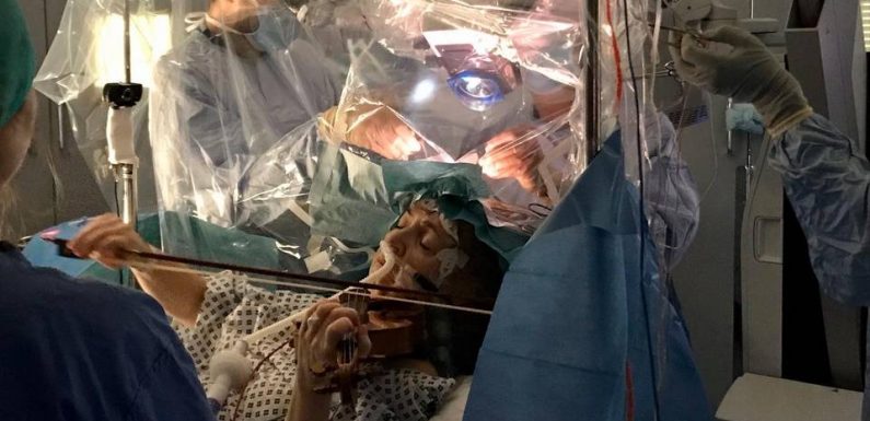 Elle joue du violon pendant son opération du cerveau pour préserver son don