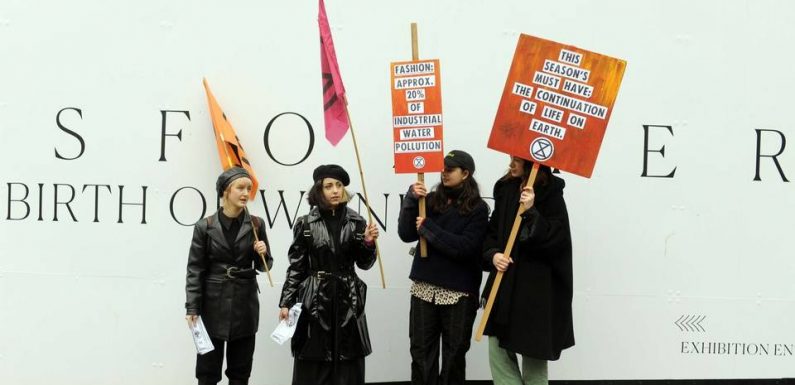 Extinction Rebellion manifeste aux abords de la Fashion Week de Londres