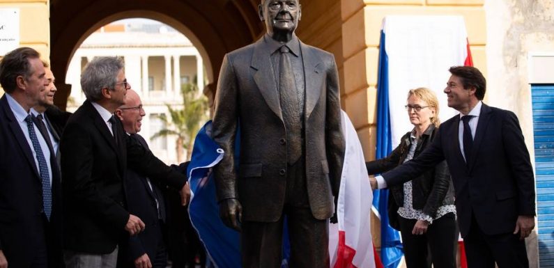 Nice : A peine installée, la statue de Jacques Chirac fait réagir les candidats aux municipales et se fait « amputer »