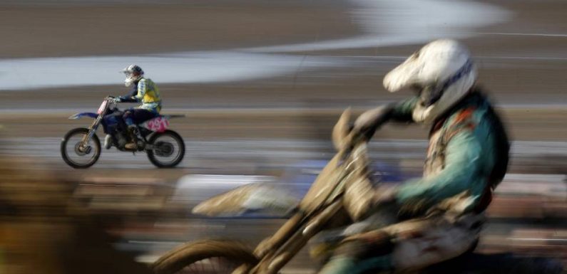 Une ancienne pilote de motocross victime d’agression sexuelle attaque sa fédération