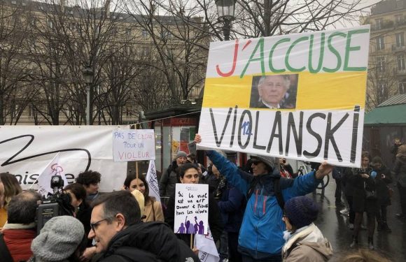 César 2020 : Place des Ternes, à Paris, les féministes se réchauffent en moquant « Violanski »