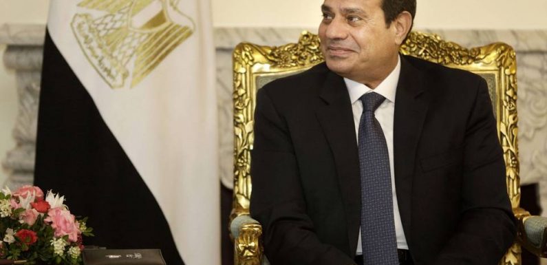 Egypte : Sissi rend hommage à Moubarak lors d’une cérémonie militaire