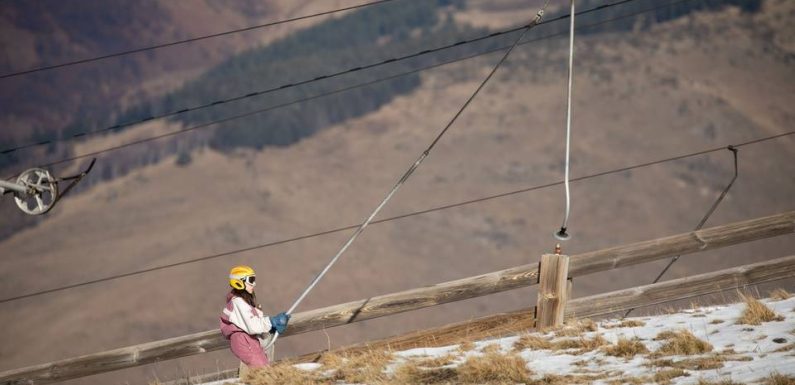 Pyrénées : La livraison de neige par hélico fait grincer des dents jusqu’au gouvernement