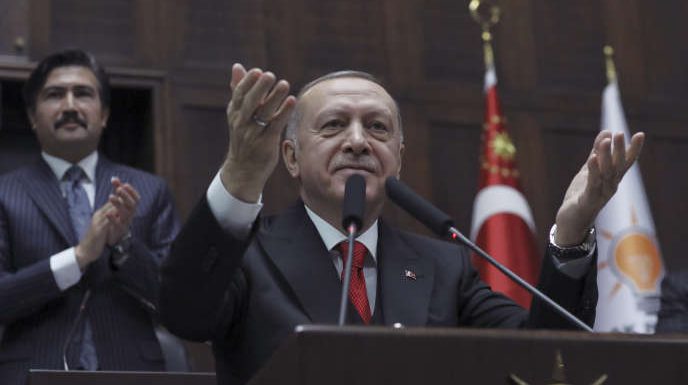 En difficulté en Syrie, le président turc Erdogan hausse le ton contre Moscou, alliée de Damas