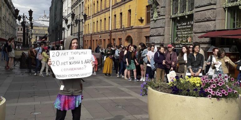 Russie : les sœurs Katchatourian, symbole des violences domestiques