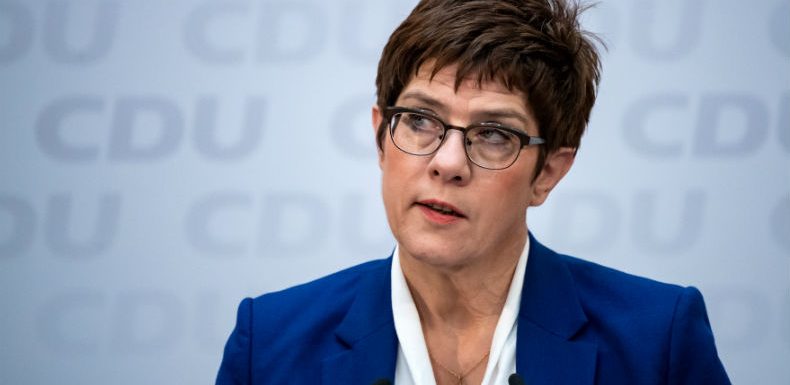 En Allemagne, « AKK », dauphine de Merkel en mal d’autorité, jette l’éponge pour lui succéder