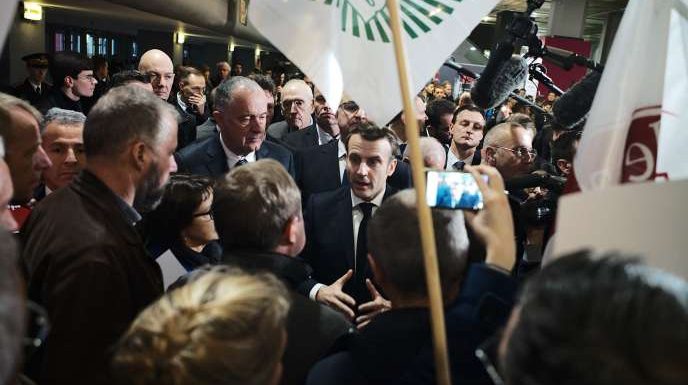 Pris à partie au Salon de l’agriculture, Macron promet de recevoir un groupe de « gilets jaunes »