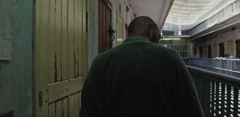 « Des hommes » : le documentaire implacable sur l’enfer carcéral