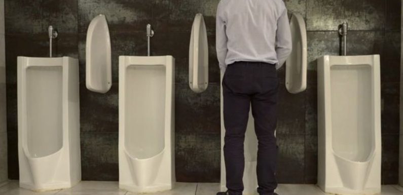 ¿Es más saludable para los hombres orinar sentados o de pie?