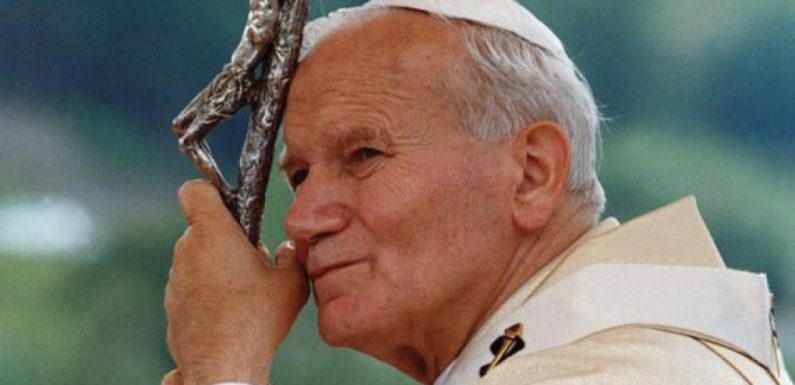 Quelques mots de Jean-Paul II : l’Eglise, Communion et Communauté sacerdotales dans la Sainteté de Dieu