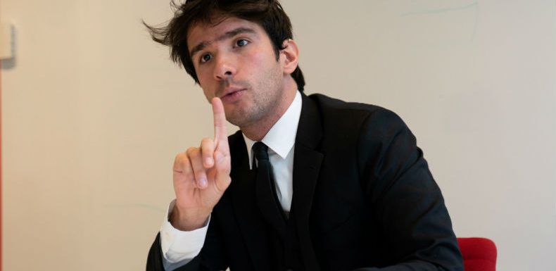 « Je », « il », « on », « nous » : du rapport (contrarié) de Juan Branco avec les pronoms dans l&rsquo;affaire Griveaux