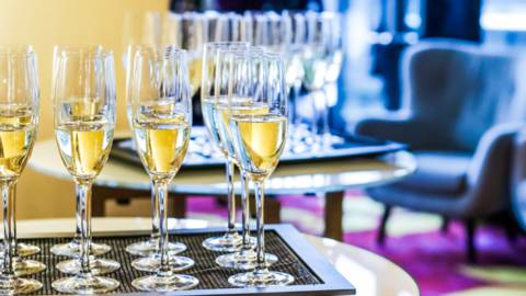 Un maire de la Côte d’Azur soupçonné de se payer alcool et fêtes avec l’argent de la commune