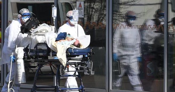 Cette urgentiste alerte : les attroupements feront « les patients intubés dans 15 jours »