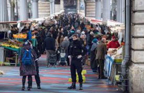 Au marché Barbès à Paris, une « distance sociale » difficile à faire respecter