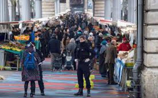 Au marché Barbès à Paris, une « distance sociale » difficile à faire respecter