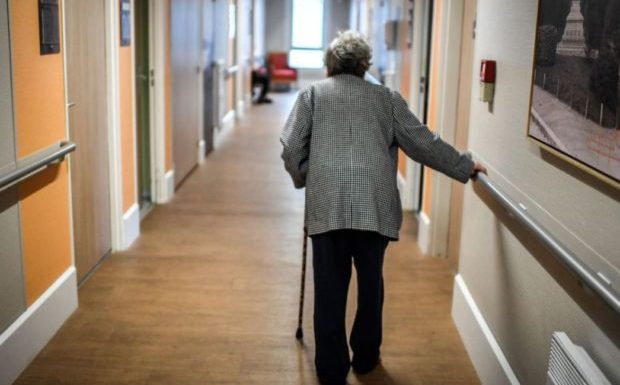 Coronavirus : les Ehpad redoutent la mort de 100 000 résidents et réclament en urgence des masques au ministre de la Santé