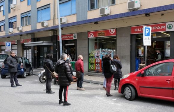 Coronavirus : en Sicile, la police protège les supermarchés pour empêcher les pillages