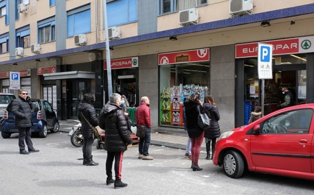 Coronavirus : en Sicile, la police protège les supermarchés pour empêcher les pillages