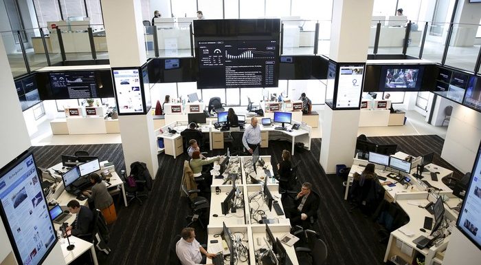 Écrire plus pour gagner moins : quand la course à l’audience tue le journalisme