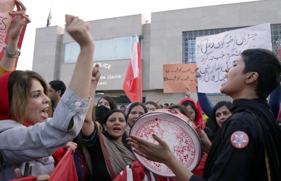 Pakistan: des heurts éclatent pendant la marche des femmes à Islamabad