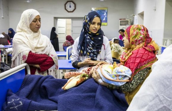 Une Afghane fait tomber les barrières et soigne les pauvres au Pakistan