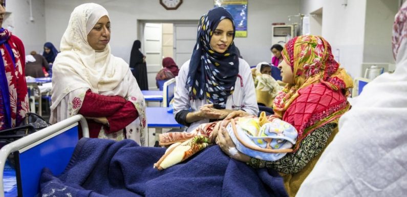 Une Afghane fait tomber les barrières et soigne les pauvres au Pakistan