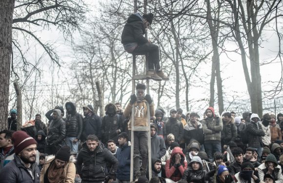 Au moins 13 000 migrants affluent vers la frontière gréco-turque pour rejoindre l’Europe