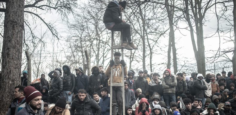 Au moins 13 000 migrants affluent vers la frontière gréco-turque pour rejoindre l’Europe