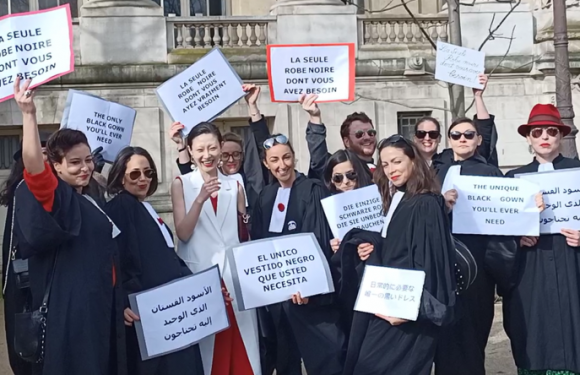 «Pour l’honneur des défenseurs» : des avocats s’invitent au défilé Chanel de la fashion week à Paris