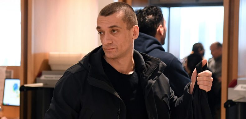 Piotr Pavlensky mis en mis en examen et placé sous contrôle judiciaire pour violences aggravées