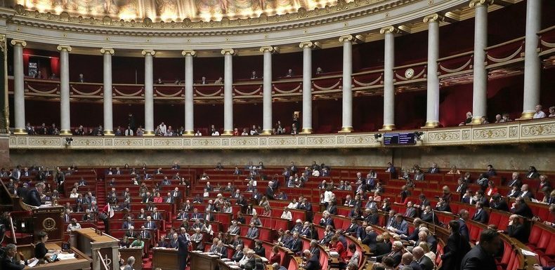 Retraites : l’Assemblée nationale impose l’équilibre financier sur cinq ans pour le futur système