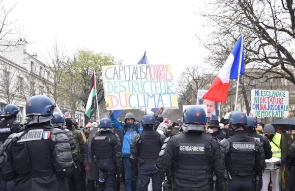 Acte 70 : les Gilets jaunes manifestent à Paris malgré la pandémie de coronavirus
