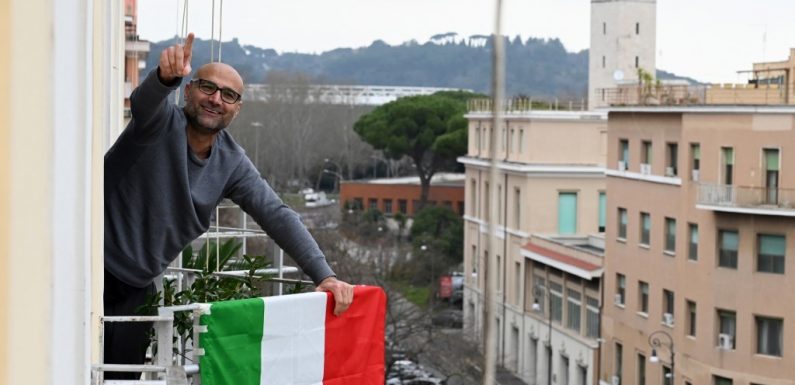 Les Italiens combattent le coronavirus en musique depuis les balcons