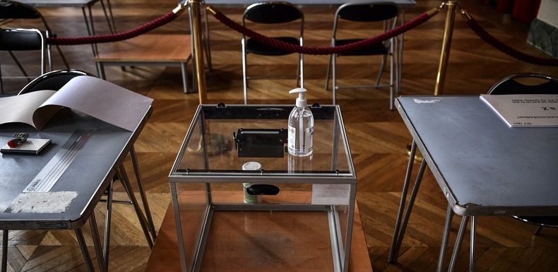 Municipales : les bureaux de vote ouvrent dans une France à l’arrêt à cause du coronavirus