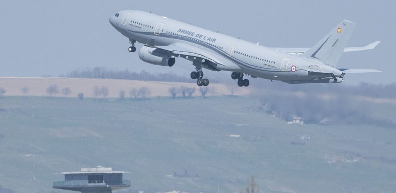 L’armée de l’air effectue son premier transfert de patients infectés par le coronavirus