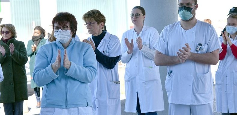 Coronavirus : un collectif de soignants réclame la publication des commandes de masques et de tests