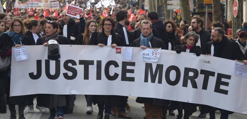 Réforme des retraites : « Plus que jamais déterminés », les avocats appelés à poursuivre la grève