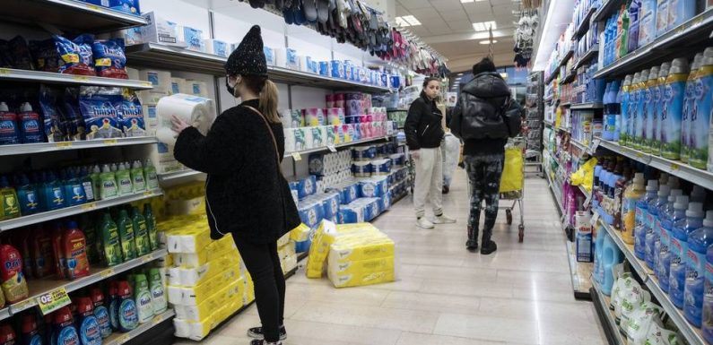 Coronavirus : Achats en hausse, gestion des stocks… Comment la grande distribution fait-elle face ?