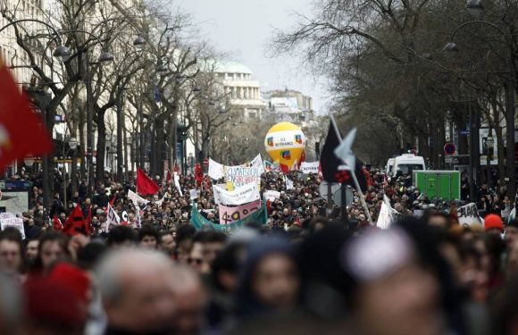 Réforme des retraites : A Paris, le recours au 49.3 ne désarme pas les manifestants