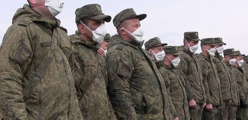 Coronavirus : Des soldats russes désinfectent une maison de retraite