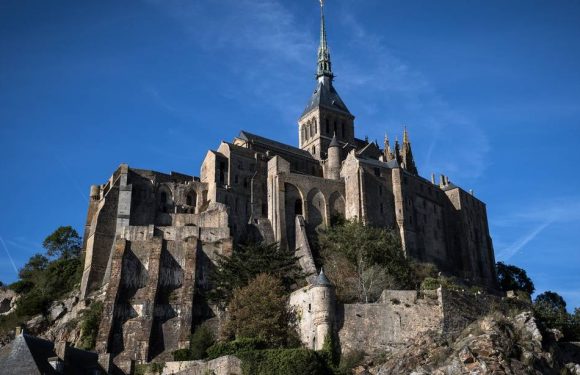 Réforme des retraites : Devant le Mont-Saint-Michel, une chaîne humaine contre le 49-3