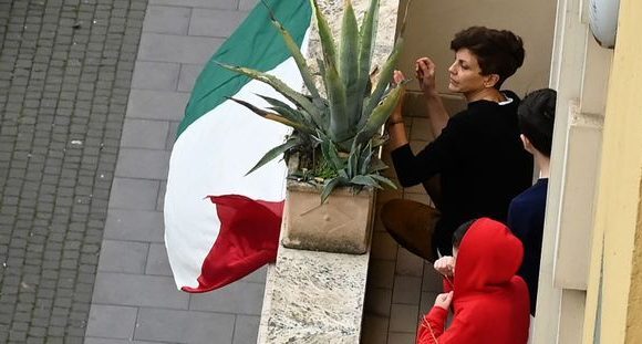 Coronavirus : en Italie, des applaudissements aux balcons pour le personnel soignant