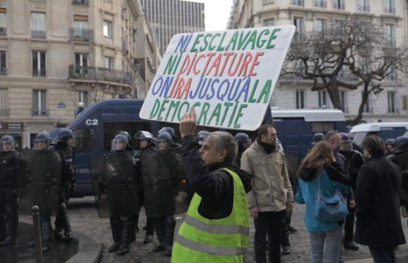 Malgré les recommandations, des gilets jaunes défilent à Paris