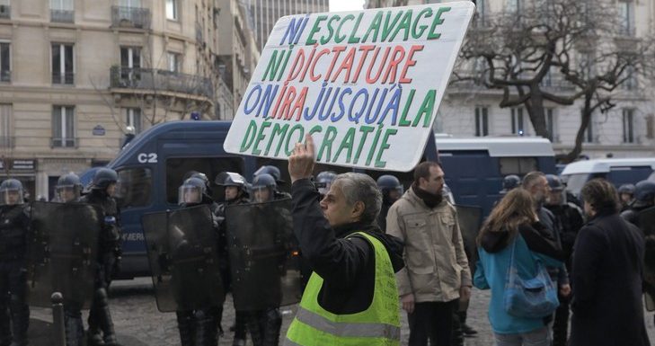 Malgré les recommandations, des gilets jaunes défilent à Paris