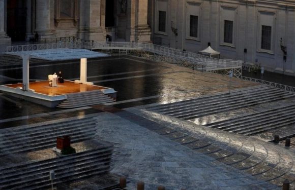 Vatican : le pape, seul en prière devant la place Saint-Pierre ‘vide’