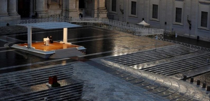Vatican : le pape, seul en prière devant la place Saint-Pierre ‘vide’