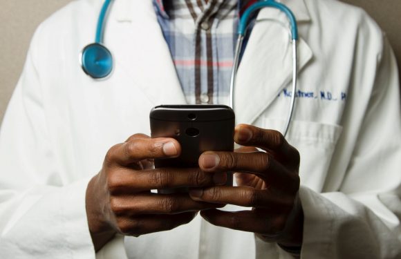 Coronavirus : quand l’État et les médias deviennent médecins