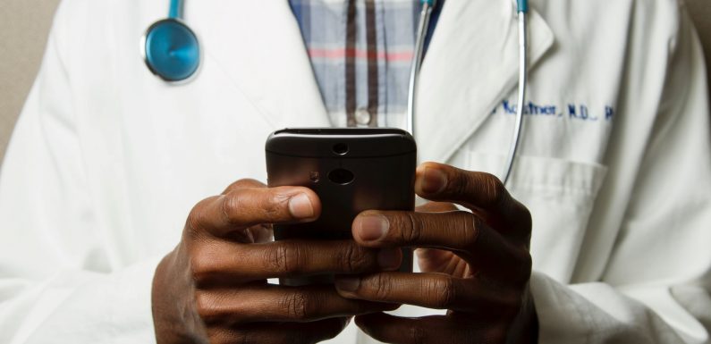 Coronavirus : quand l’État et les médias deviennent médecins