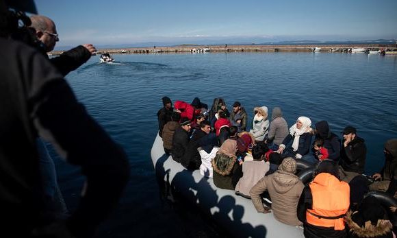 Lesbos : 400 migrants débarqués, des habitants empêchent un bateau d’accoster, une représentante de l’ONU insultée, des journalistes malmenés (MàJ)